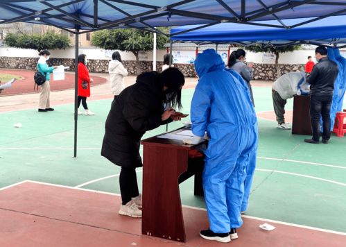 曲江楓灣鎮開展全員大規模新冠病毒核酸采集演練，運動場館高效服務顯擔當